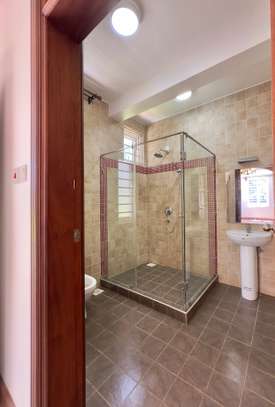 5 Bed Townhouse with En Suite in Rosslyn image 7
