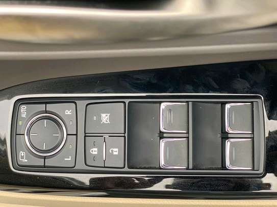 Lexus LX 570 image 11
