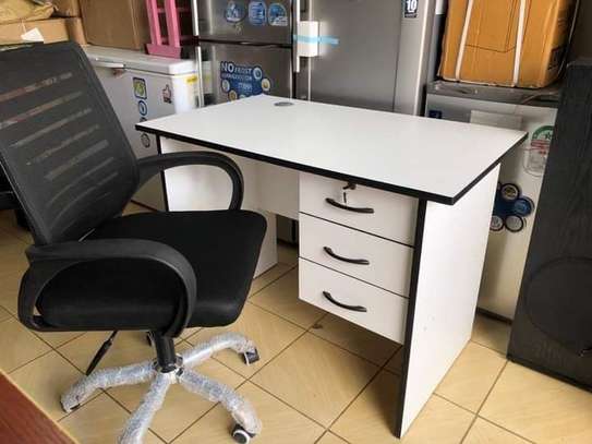 High quality office desk and chair image 1