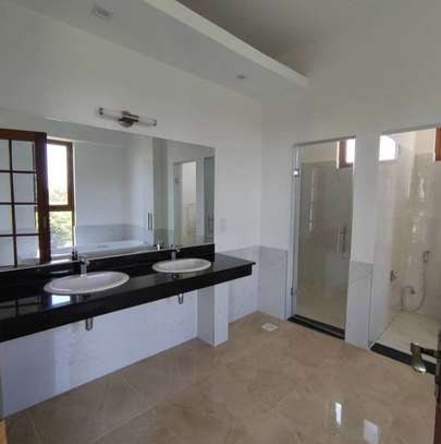 3 Bed Apartment with En Suite in Lavington image 4