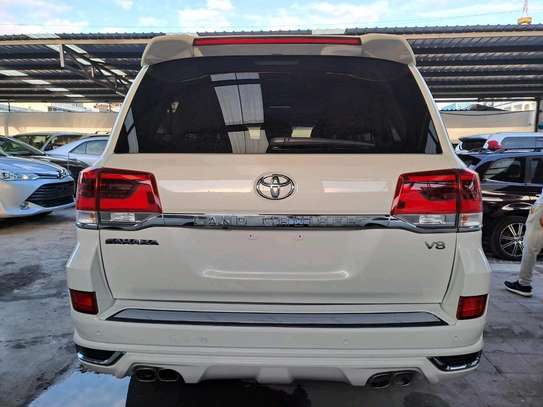 Toyota land cruiser diesel Sahara 2017 white image 2