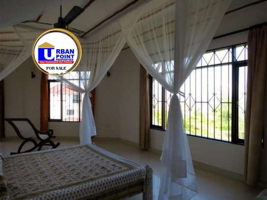 4 Bed House with Swimming Pool in Watamu image 5