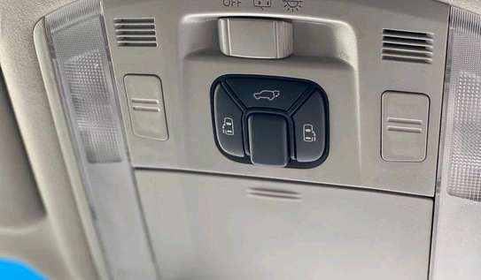 TOYOTA VELLFIRE image 8