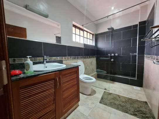 4 Bed House with En Suite in Spring Valley image 3