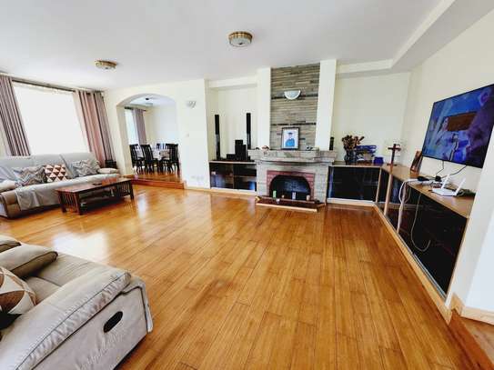4 Bed Villa with En Suite in Rosslyn image 9
