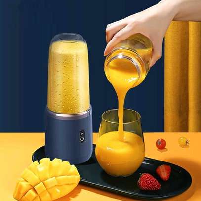 Rechargeable Portable Juicer with a juice Cup image 4