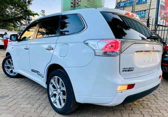Mitsubishi Outlander 2016 model image 3