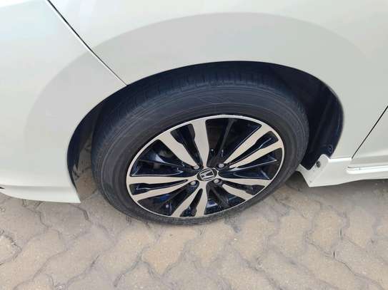 Honda Fit hybrid white 2018 2wd image 4