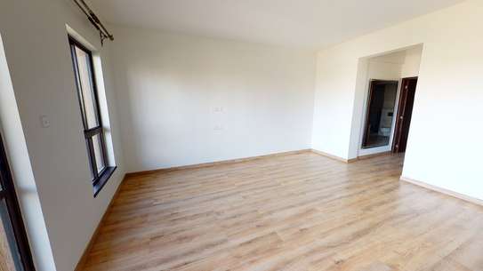 3 Bed Apartment with En Suite in Parklands image 7