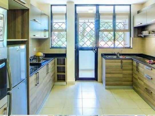 Serviced 2 Bed Apartment with En Suite in Hurlingham image 2