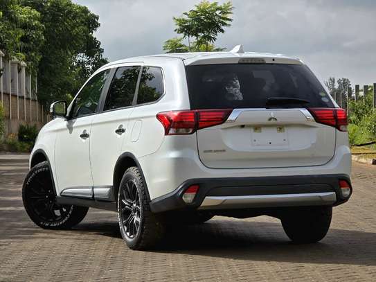 MITSUBISHI OUTLANDER image 4