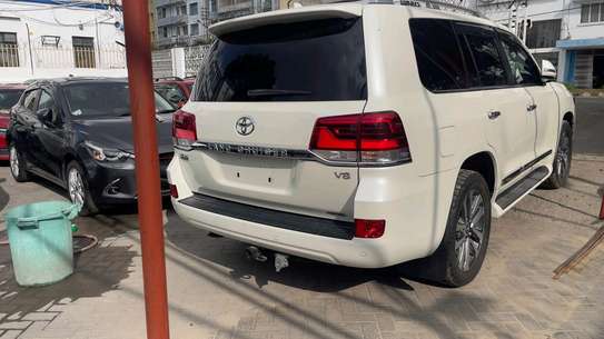 LANDCRUISER V8 PETROL SUNROOF image 10
