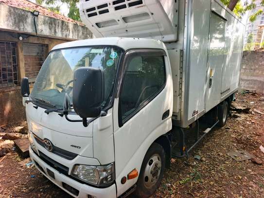 Toyota Dyna freezer body image 2