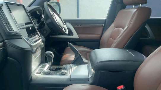 LANDCRUISER V8 PETROL SUNROOF image 9