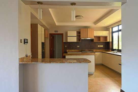 4 Bed Apartment with En Suite in Riverside image 32