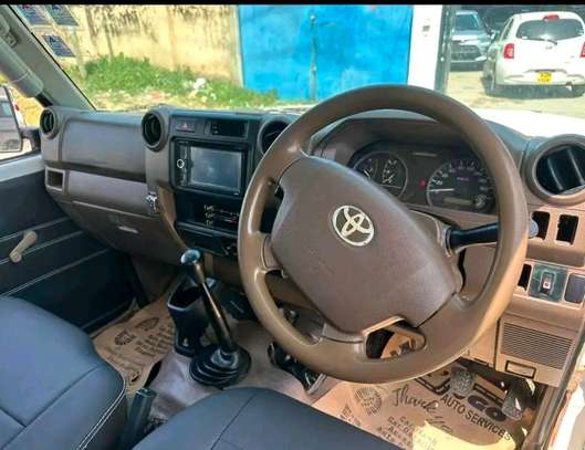Toyota land Cruiser V8 Hard top Pick up 2014 image 4