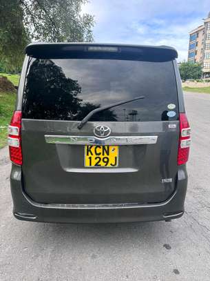 Toyota Noah image 2
