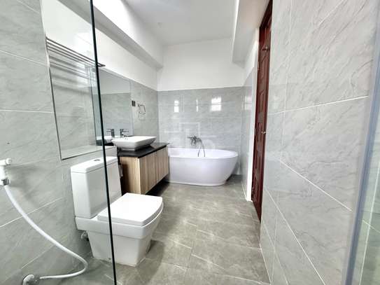 4 Bed Apartment with En Suite in Parklands image 5