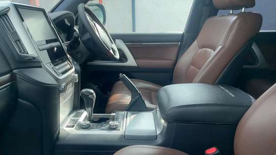 LANDCRUISER V8 PETROL SUNROOF image 1