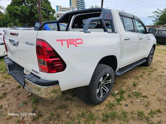 Toyota Hilux  Double cab image 4