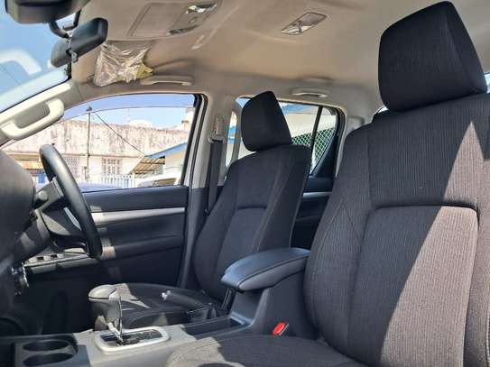 TOYOTA HILUX image 3