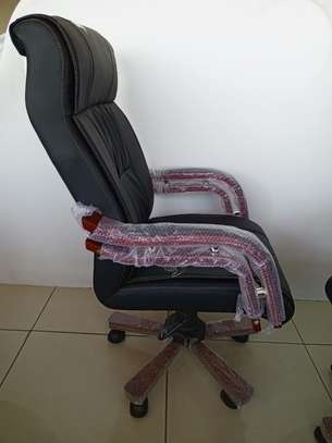 Office Chair: Executive Leather With Wooden Star Base & Arms image 3