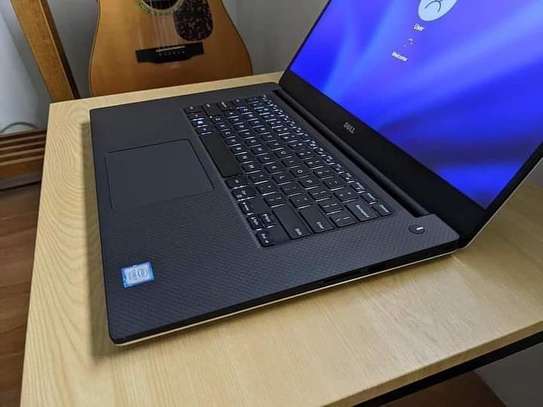 Dell precision 5520 laptop image 4