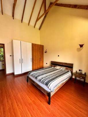 6 Bed House with En Suite in Ridgeways image 4