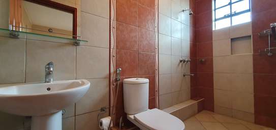 4 Bed Apartment with En Suite at 2Nd Parklands Avenue image 6