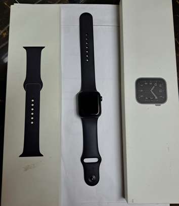 Apple Watch SE (gps, 40mm) - Space Gray Aluminum Case image 3