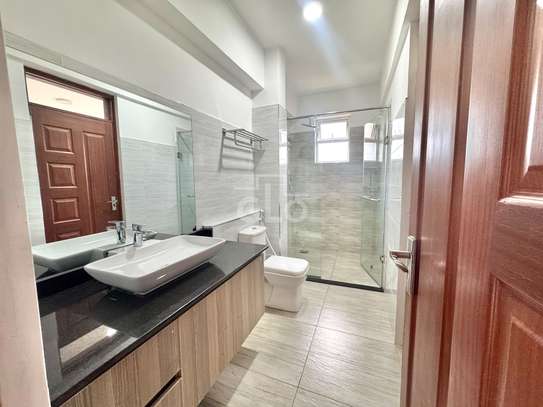 4 Bed Apartment with En Suite in Parklands image 14