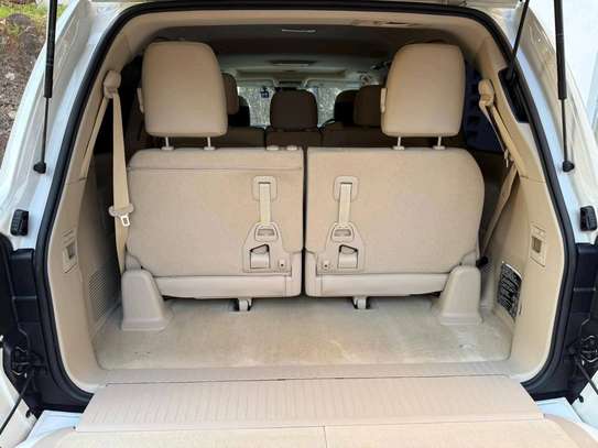 Toyota Land cruiser v8 2018 model image 5