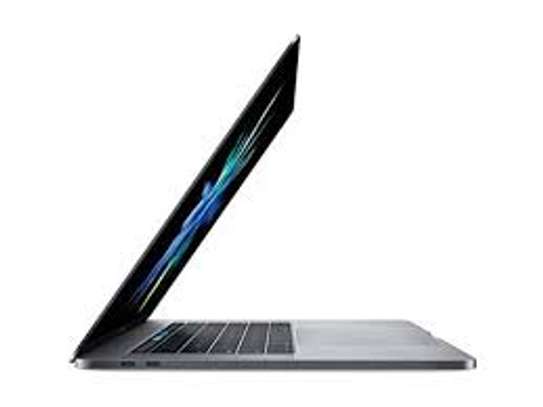 Macbook Pro 2017 15.4 i7 16gb 512 with touchbar 4gb graphics image 3