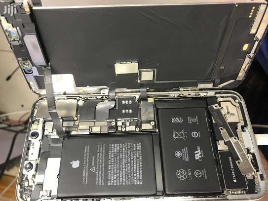 iPhone Xs Max Screen Replacement image 2