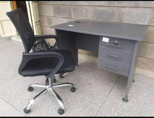 Modern office desk and chair image 5