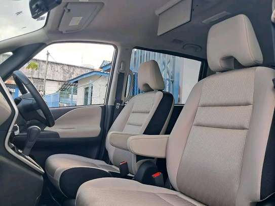 Nissan  Serena hybrid image 4