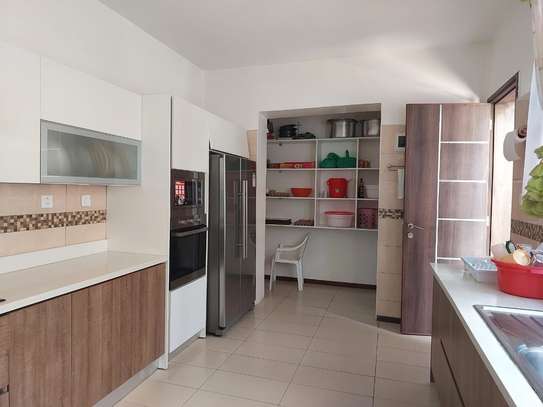 5 Bed Townhouse with En Suite in Ridgeways image 9