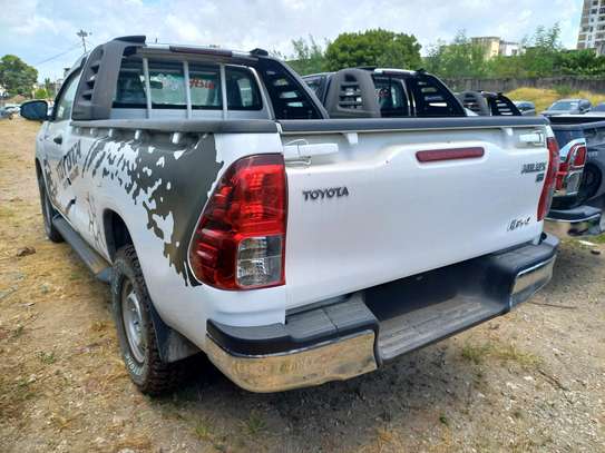 TOYOTA HILUX PICK UP NEW IMPORT. image 4