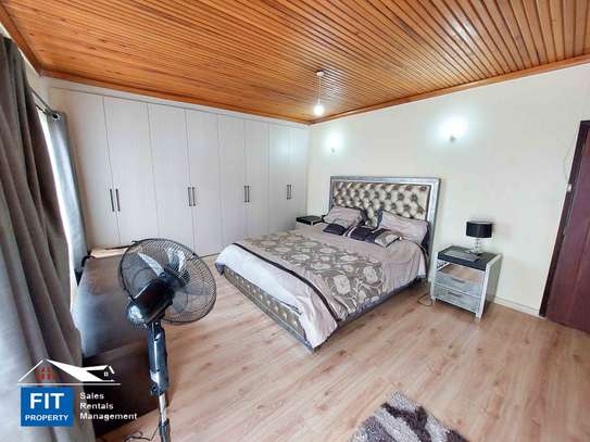 4 Bed House with En Suite in Brookside image 8