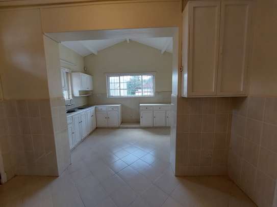 5 Bed House with En Suite at Rosslyn Road image 1