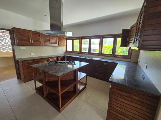 3 Bed Apartment with En Suite in Nyali Area image 1