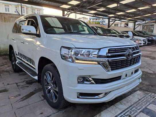 Toyota land cruiser diesel Sahara 2017 white image 12