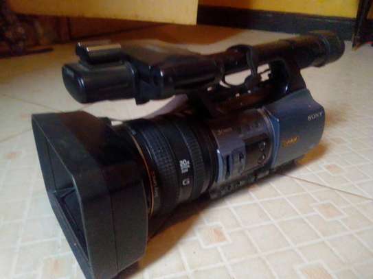 Sony DSR Pd 175 camcorder image 1