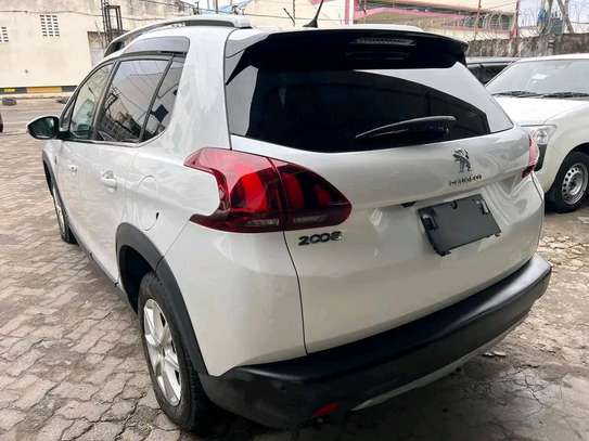 Peugeot 2008 moonroof image 4