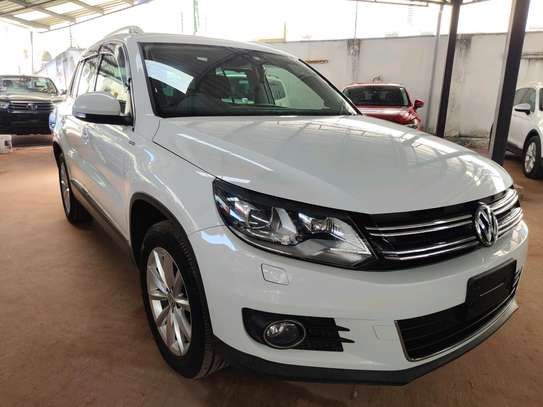 Volkswagen Tiguan white lounge 2017 image 2