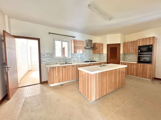 3 Bed Apartment with En Suite in Lavington image 13