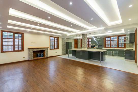 5 Bed House with En Suite in Ridgeways image 4