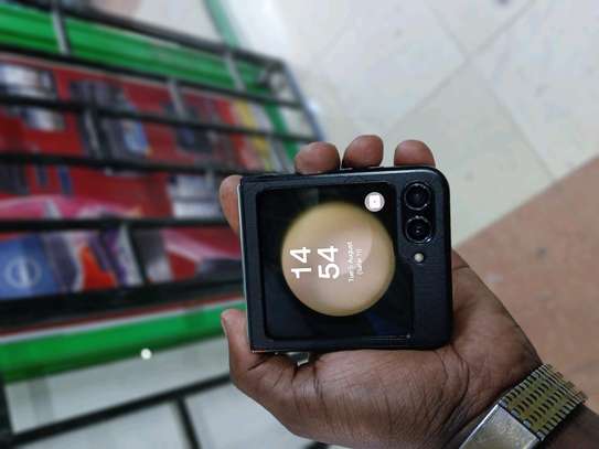 Samsung Z Flip 5 image 2