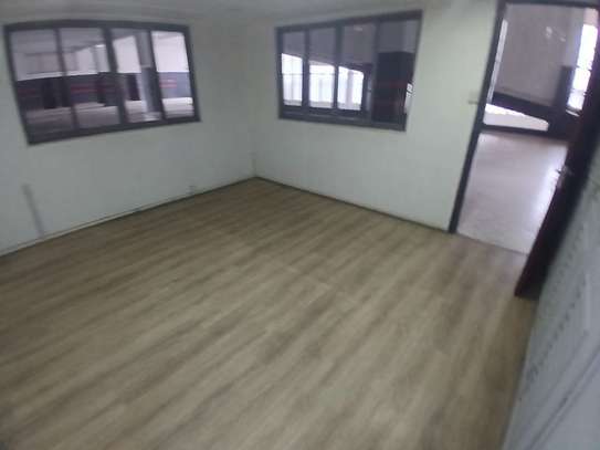 6,499 ft² Warehouse with Parking in Industrial Area image 12