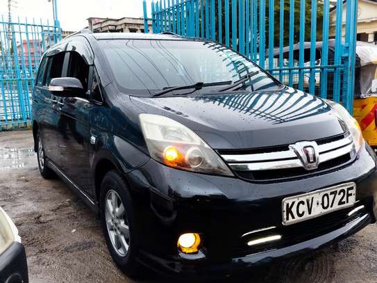 Toyota ISIS image 4